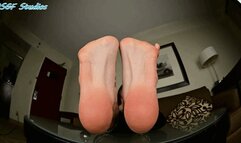 Strawberry wrinkles her big soles! - MOV