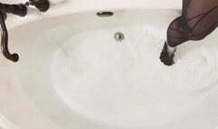 Medusa in a latex bra and pantyhose in the bathtub--orgasmic!