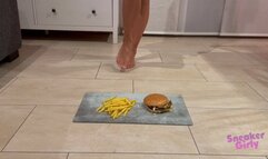 Sneaker-Girl Sandy - Burger & Fries