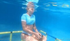 Lee Von Lux takes the Rubik's Cube underwater challenge