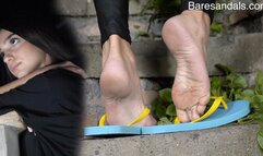 Alicia's standing flip flops shoeplay - Video update 13462 UHD 4K