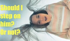 Should I Step on Him or Not? - Gigantic Andrea 720