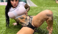 THICK BABE GETS WET AND TWERKS ON GRASS