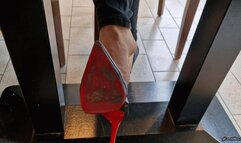 I have only one shoe left in the restaurant HD mp4 1920x1080