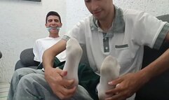 MIGUEL Y JHONY SE HACEN COSQUILLAS