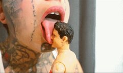 FAT ASS GIANTESS :ENJOY MY SPLIT TONGUE AROUND YOUR FACE !