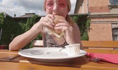 skinny teen eat big burger - mp4 1080p