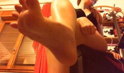 Wonderful arched feet and crossed legs avi