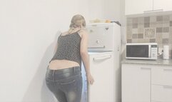 Gf cooking with buttcrack