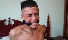 ALEJANDRO HACE COSQUILLAS A OSKII