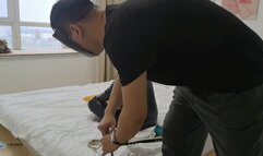 The girl was bound and placed by the back hand (Chinese model)