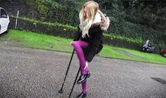 Candy: la caviglia slogata e le stampelle - Candy: sprained ankle and crutches