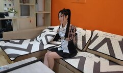 The girl with her arms tied behind her back (Chinese model)