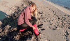 Stuck on the beach AVI (1920*1080) HD