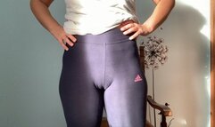 look at these leggings how they show off my camel toe