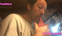 Fer smokes and play with balloons