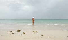 Vika in Dubai on the beach in a bikini_720