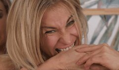 Pamela ed Eleonore, i morsi delle bionde - Pamela and Eleonore, the bites of blondes (MOBILE VERSION WMV)