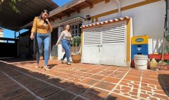 Karlotta and Kalinda try to start the old car