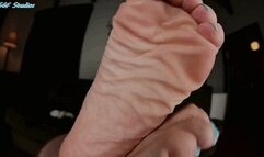 Get close to Wrinkles, worship those soles - MP4