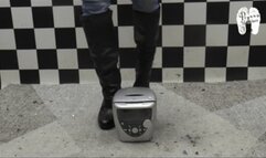 Poor Radio under merciless Boote