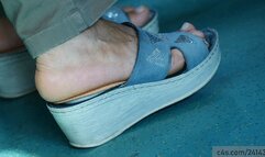 Candid foot fetish woman with open sandals and nice bare heels, moving her feet