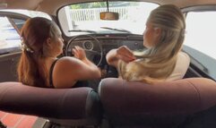 Barbara y Jarlyn take a ride in the Volkswagen beetle