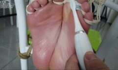 xy21-Beautiful Chinese girl is tied to a chair by her friend and is scratching her feet