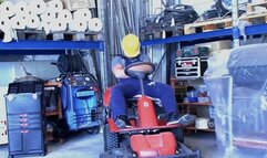 WORK BREAK WITH A BIG ASS MATURE MILF