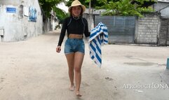 Marina Wetting Jeans shorts on Maldivian island bare foot