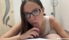 Nerdy chick shows off her cock-pleasing skills