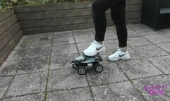 Sneaker-Girl Akira - Monster Truck Crush