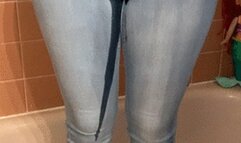 Scarlet Soaks Her Jeans in the Tub!