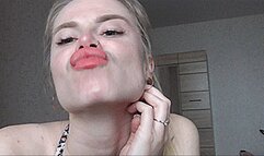 Stinky blonde lips! MP4