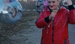 play with hellium balloons on street