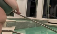 SSBBW Splashes in the Pool and Weighs In