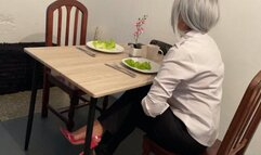 Extreme itching at Alice's feet (2)