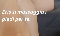 Eris si massaggia i piedi