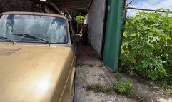 Kahina floods the Fiat 147 until it starts