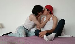 SAITZIRO Y LAEL SE LAMEN LOS PIES