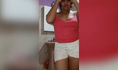 Sia stuffs gummi worms in her pussy