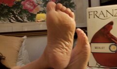 RELAX ON COUCH WITH ME AND SEE MY MILF PUSSY AND FEET