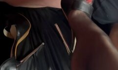 Un leccasuole pazzo per i piedi - A solelicker crazy for feet