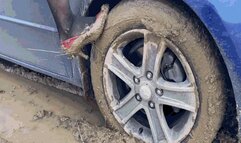 HOT PREMIERE: Jeannette gets stuck in the mud behind the wheel of her carMP4