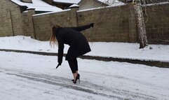 Italian high heels pumps vs very slippy ice, high heels on ice, slippy high heels