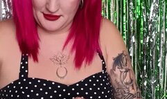 smoiking girl poping foil mikky mouse balloon