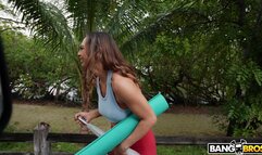 Essie Gotback - Essies Ass Makes It Snow On The Bus