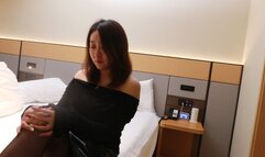 The feet of the woman in black stockings were tickled and her navel was also tickled