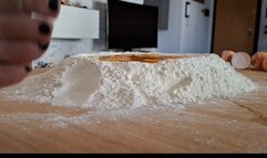 Impastare con i piedi - schiacciare cibo con i piedi - 1