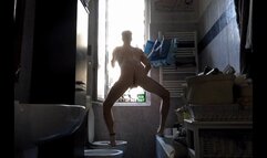 ESIBIZIONISTA SEGAIOLO alla Finestra! EXIBITIONIST JERKER at the Window!